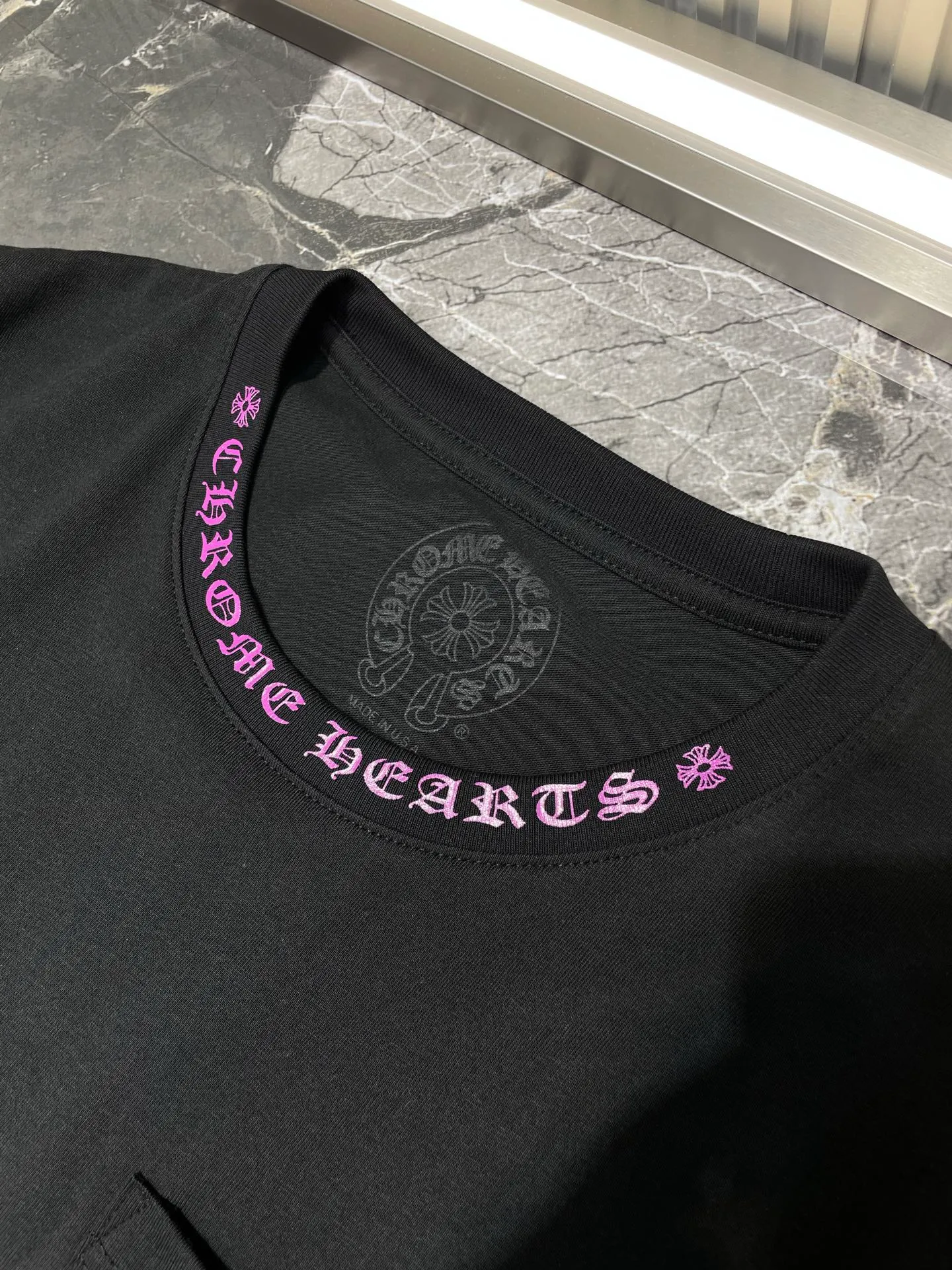 🅿️270 Crow Heart🌟【Top original order】Sanskrit printed short sleeves with collar. Process description: The fabric is made of 26-woven 200g cotton, and the printing is hand-printed with glue. The overall alignment is straight and delicate, the fabric is comfortable and soft, and the color is consistent without color difference. It can be matched with the same style to create a fashionable look and control various occasions. Customized accessories, complete three standards, same style for men and women! ⚠️Color: Black ⚠️Size: SML